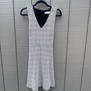 Loft v-neck black and white  flowers 🌸  tie in back size 8